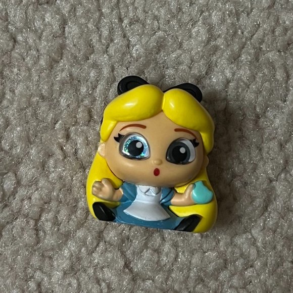 Disney Doorables Series 6: Alice with Tea Cup from Alice in Wonderland - Picture 1 of 2